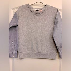 Vineyard Vines gray with blue/white sleeve women’s unique sweatshirt. size small